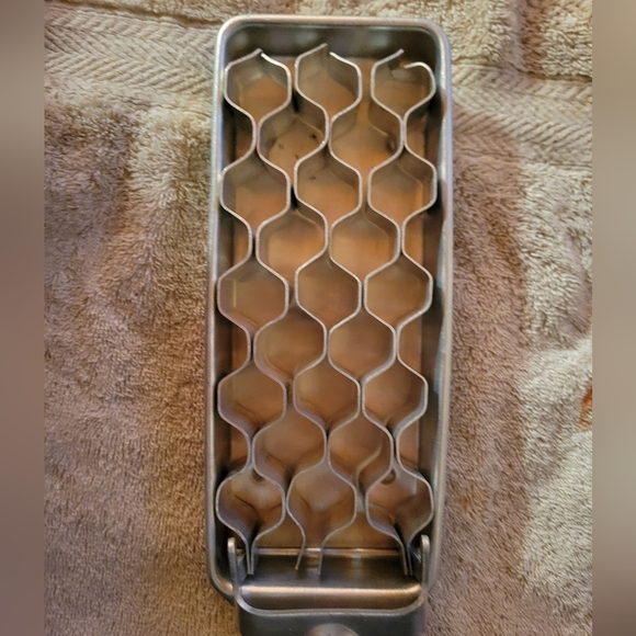 Nevco Aluminum Honeycomb Ice Cube Tray - Picture 3 of 5